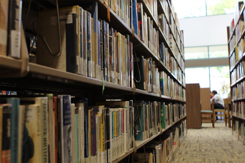 主图书馆藏书超过75本,2000多本印刷书籍和期刊,000电子书, 所有这些都可以在线预订和续订.